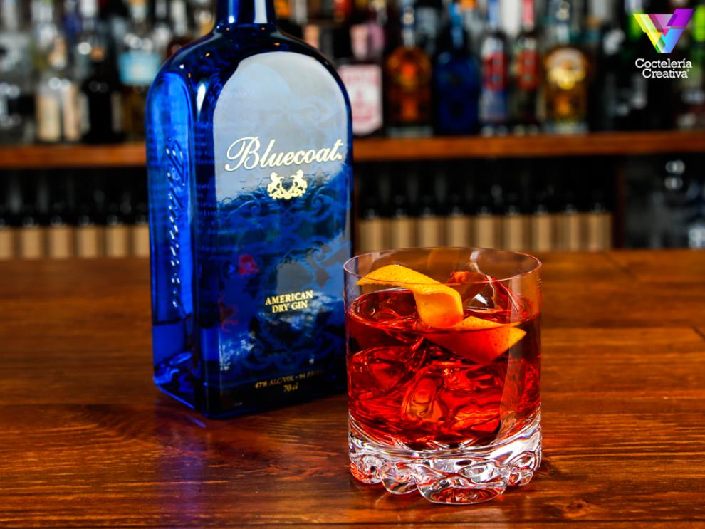 imagen cóctel Negroni con botella Bluecoat Gin