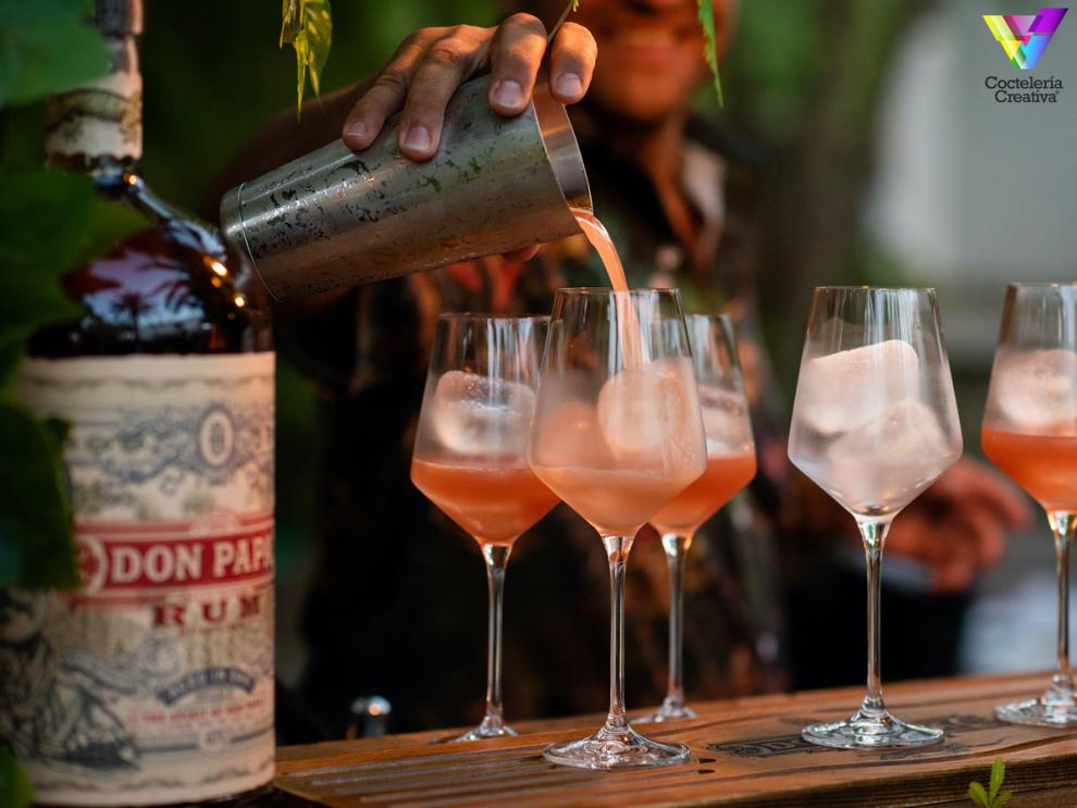 imagen cocktail Chabacano con botella ron Don Papa y copas