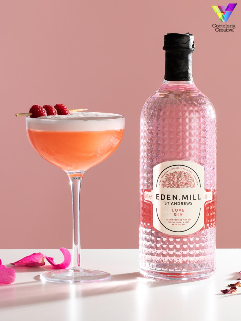 imagen del cóctel Love Club con botella Love Gin de Eden Mill