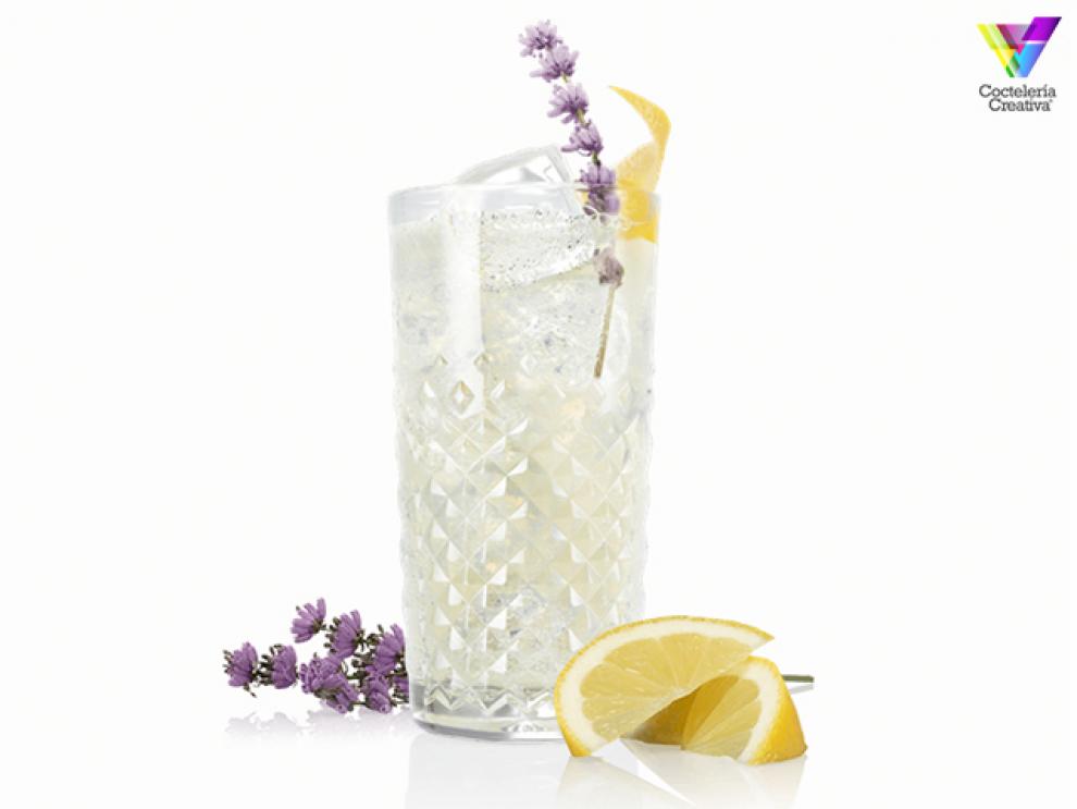 Imagen lavender gin fizz en copa highball