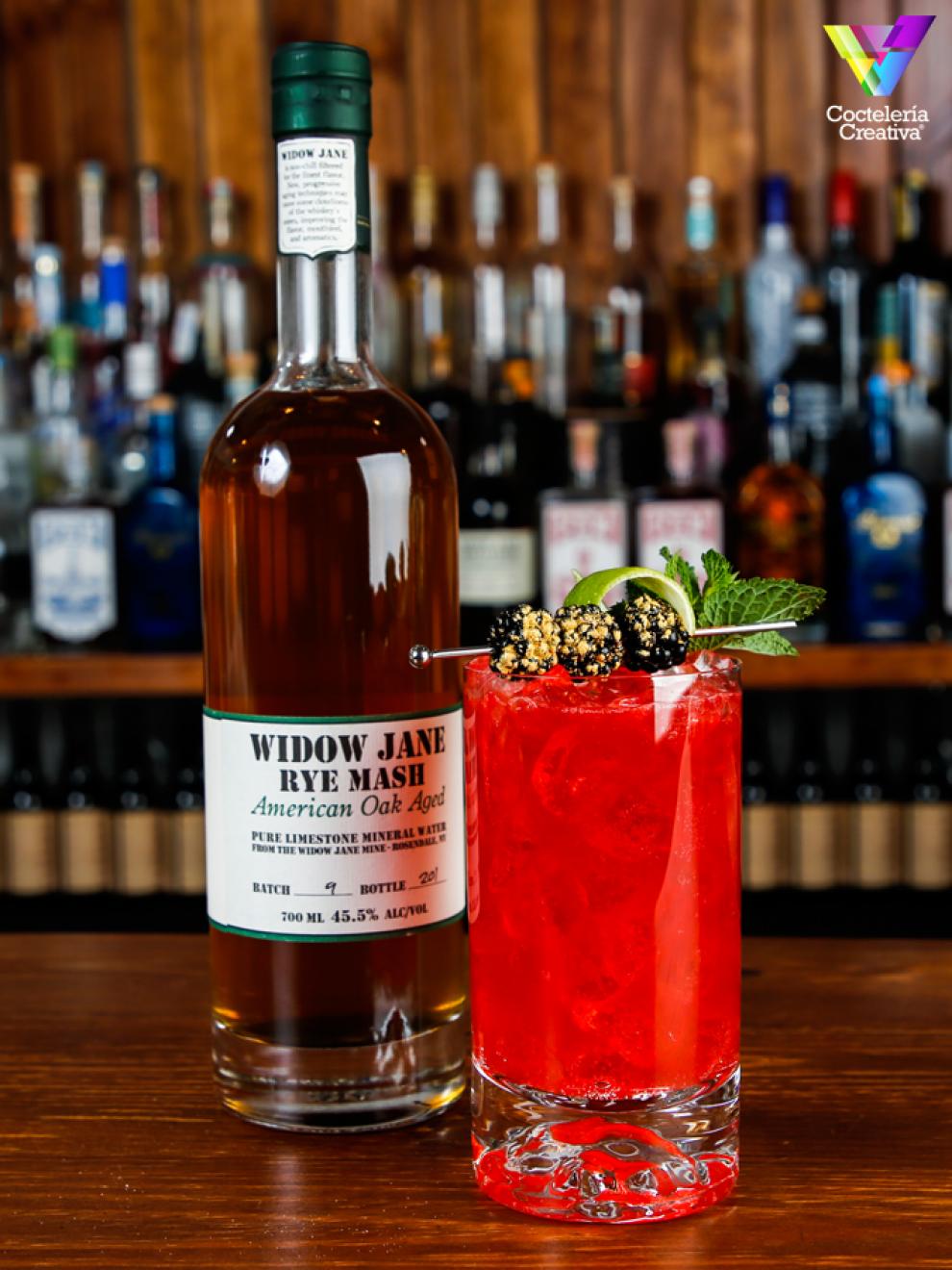 imagen cóctel Rubus con botella Widow Jane Rye Whiskey