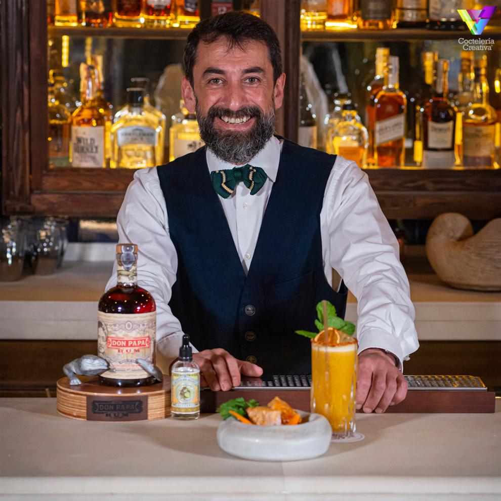 imagen barman Ricardo García con propuesta Don Papa GastroTour de Viva Madrid