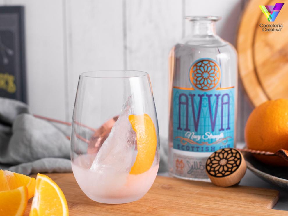 imagen copa y botella Avva Navy Strength Gin Tonic