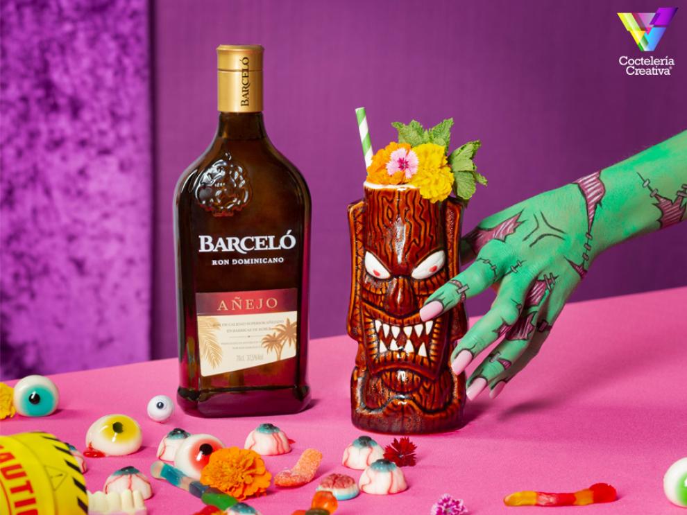 Cóctel Zombie by Ron Barceló con botella imagen del cóctel Zombie by Ron Barceló con botella