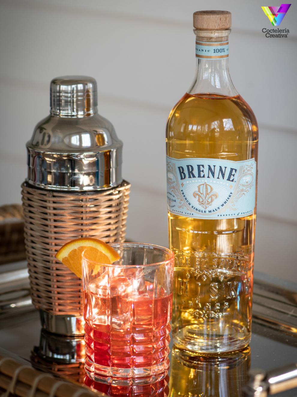 imagen de la botella brenne french whisky y el coctel brenne boulevardier