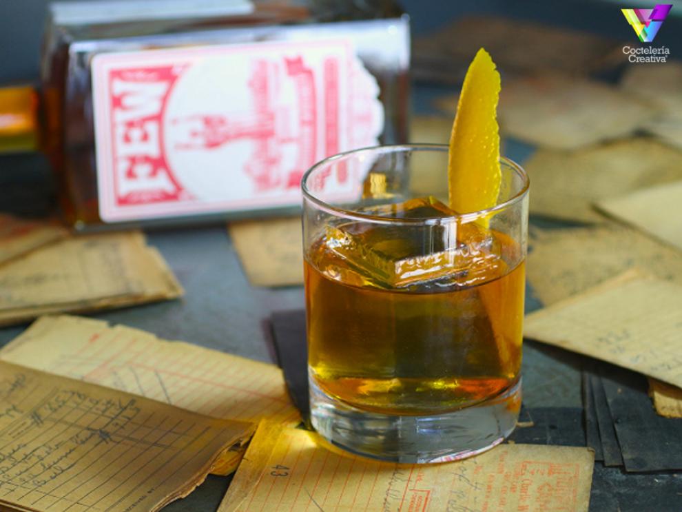 imagen del cóctel bourbon bold fashioned few bourbon whisky imagen del cóctel bourbon bold fashioned few bourbon whisky