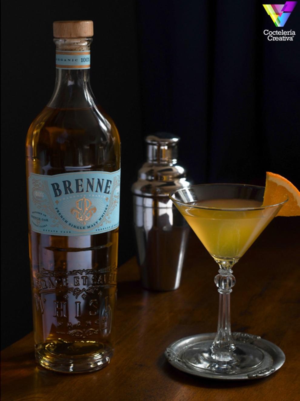 imagen cóctel con copa y botella Brenne whisky