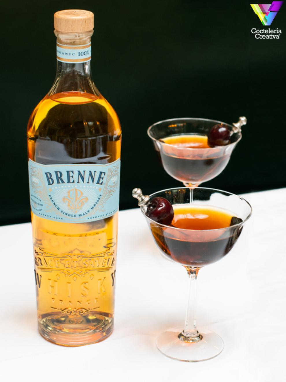 imagen cóctel Brennehattan con botella Brenne 