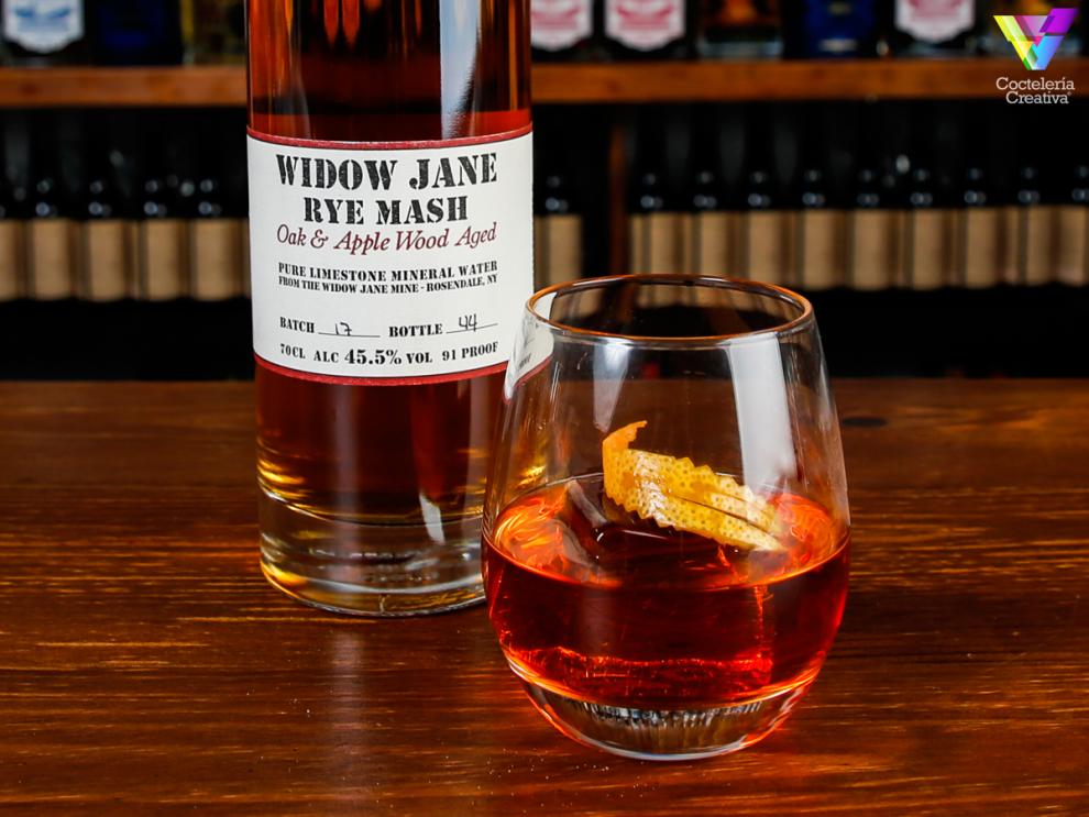 imagen cóctel Brooklyn Boulevard con botella Widow Jane Whiskey