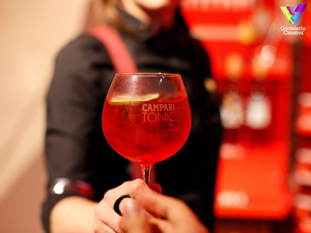Campari Tonic imagen copa balón con Campari Tonic