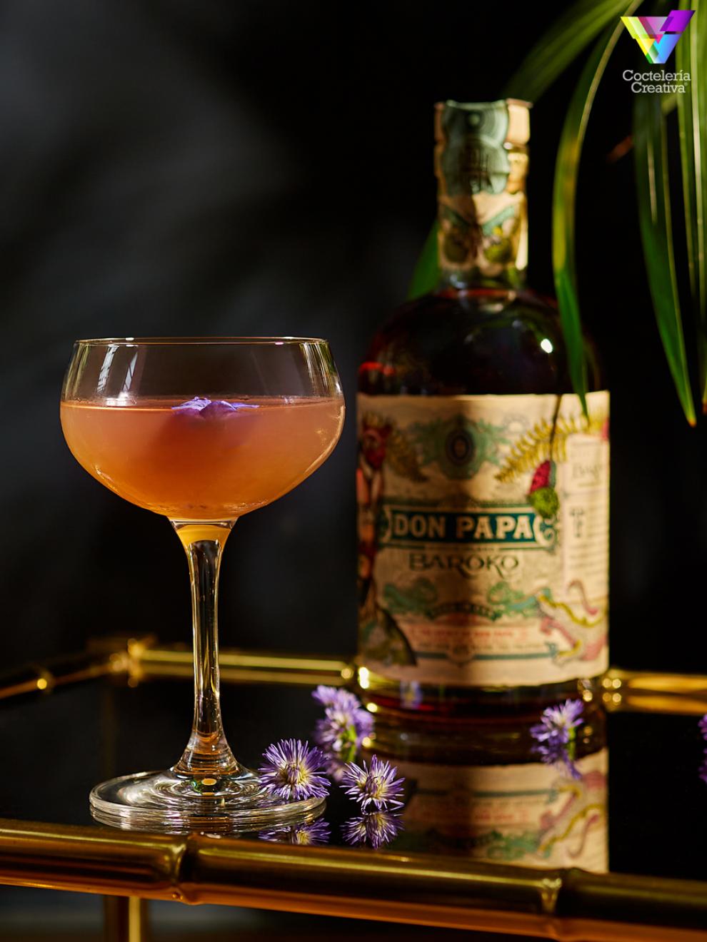 imagen cóctel Violet Daiquiri con botella Don Papa Baroko