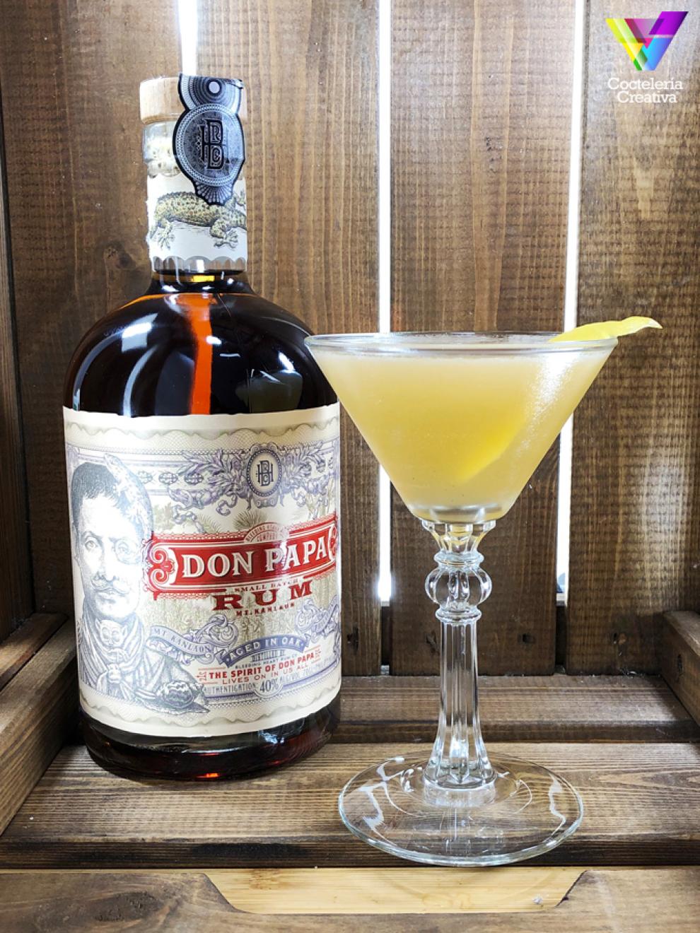 imagen cóctel Don Papa Sáuco Sour con botella Don Papa