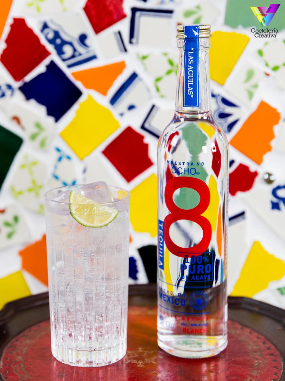 Tequila Tonic con botella de Tequila Ocho Blanco imagen Tequila Tonic con botella de Tequila Ocho Blanco