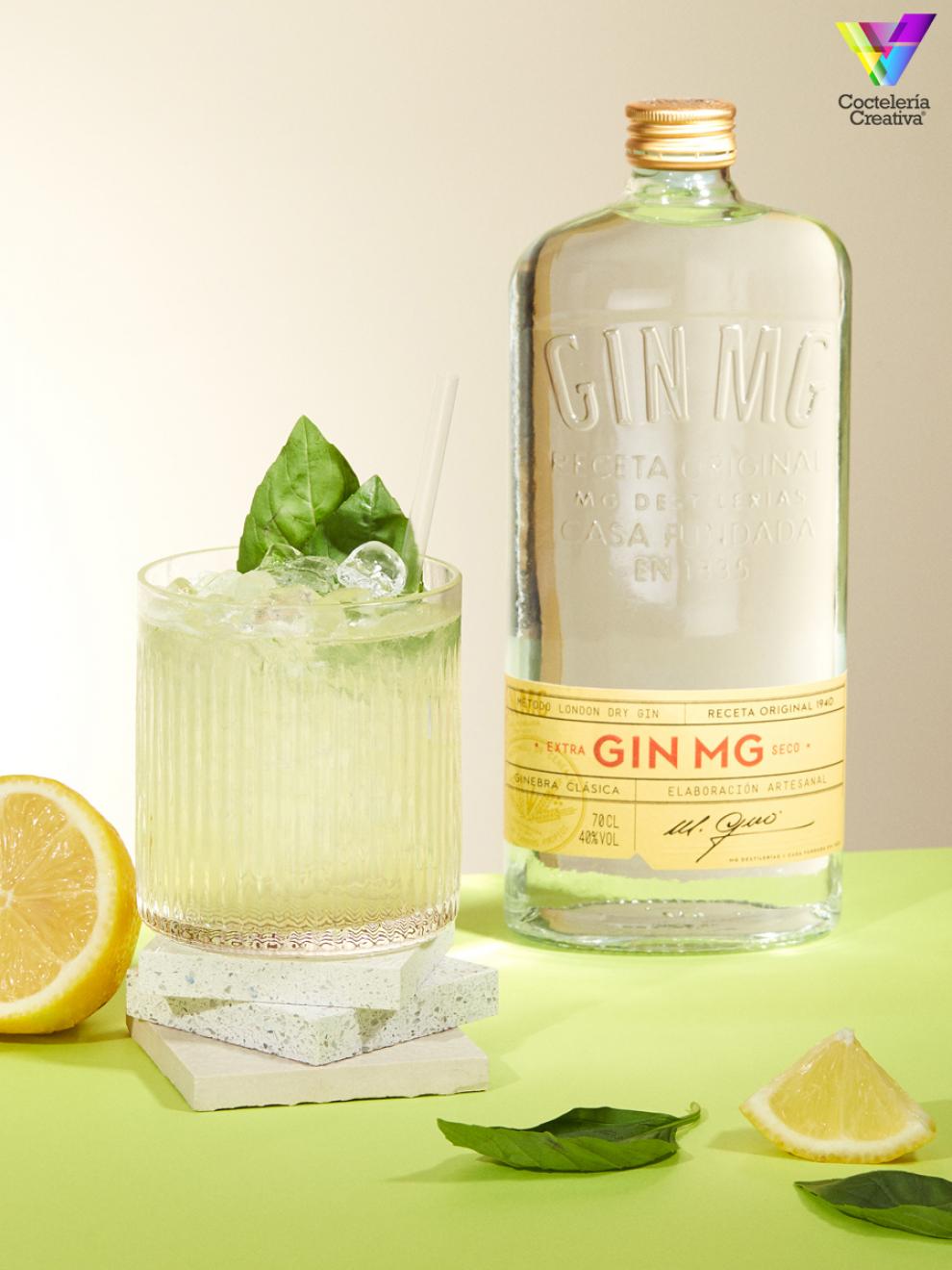 imagen cóctel con botella Gin MG Basil Smash