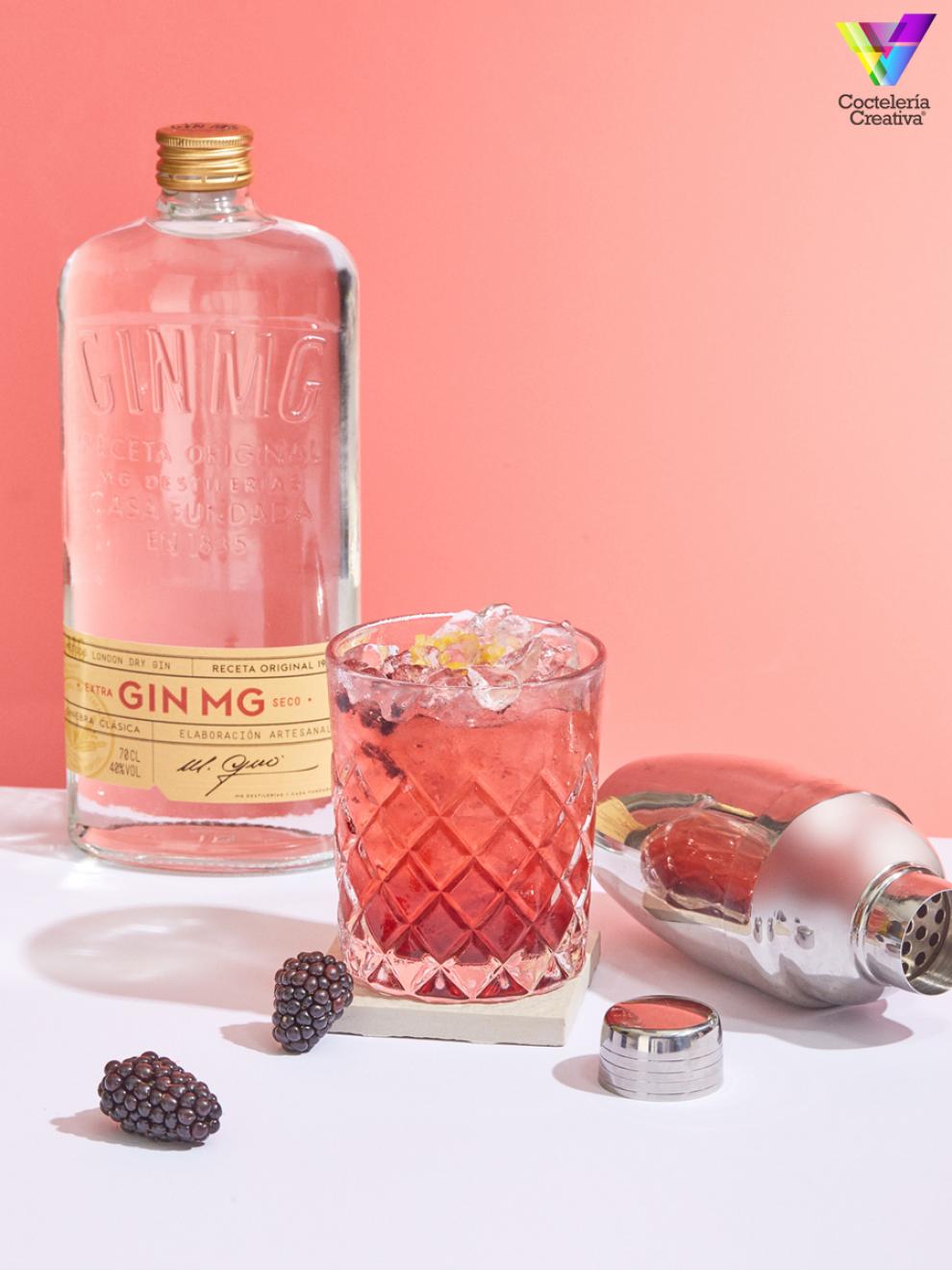 Imagen Bramble Gin MG con copa, botella y coctelera