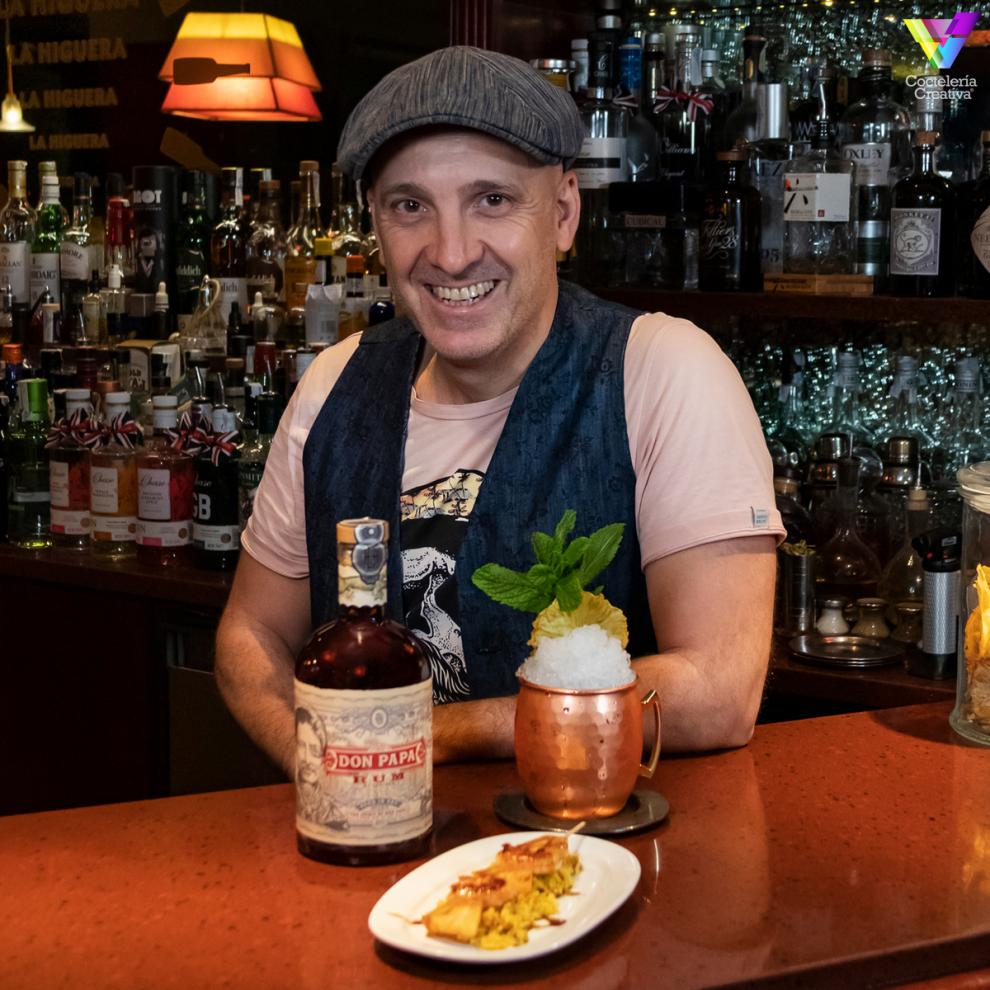 imagen Kike de Bar la Higuera con cóctel y tapa Don Papa