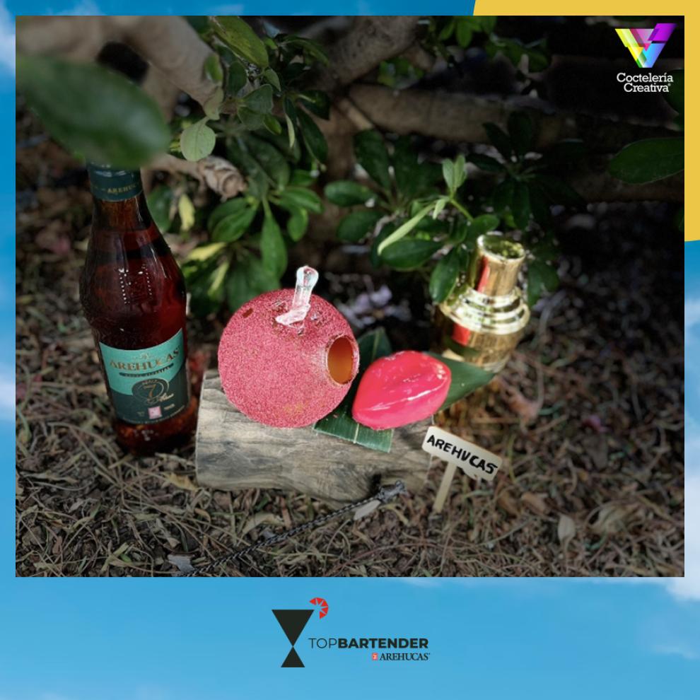 imagen Cóctel finalista del Arehucas Top Bartender 2023 con botella Arehucas 7