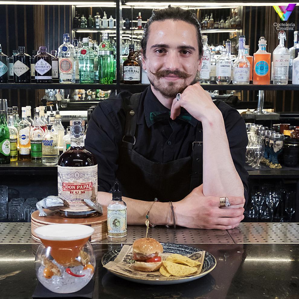 imagen barman Massimiliano Rossi con propuesta Don Papa GastroTour 2021 de Mr White Cocktail Bar