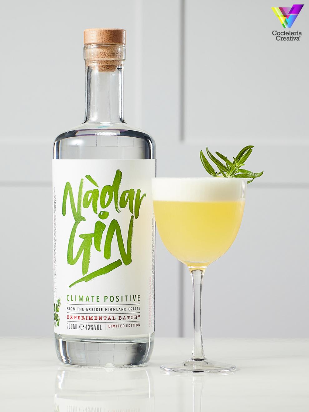 Cóctel Pineapple Express con botella Nadar Gin