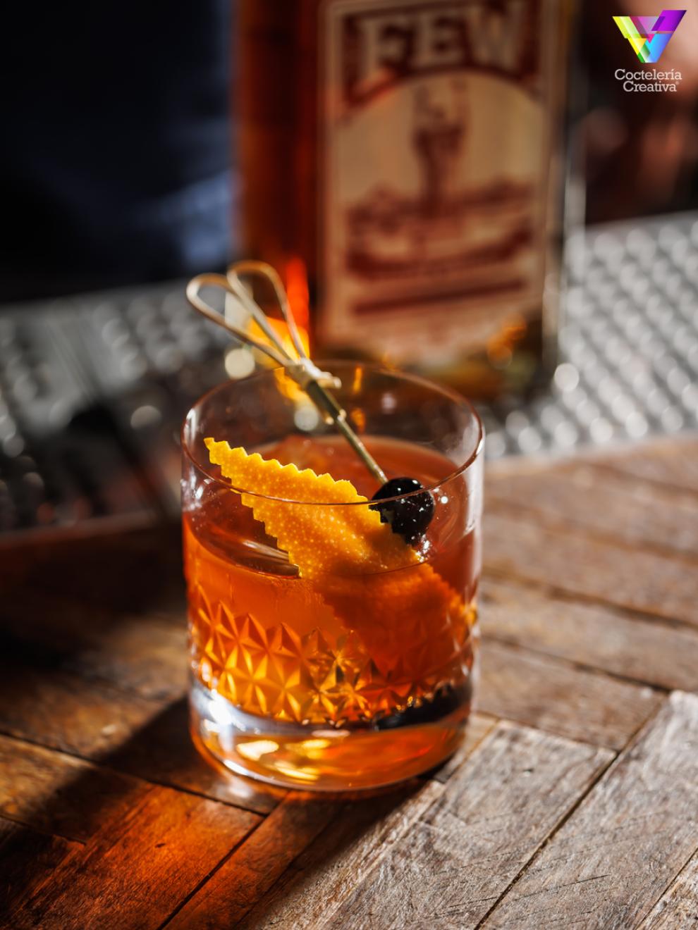 imagen del cóctel bourbon bold fashioned few bourbon whisky