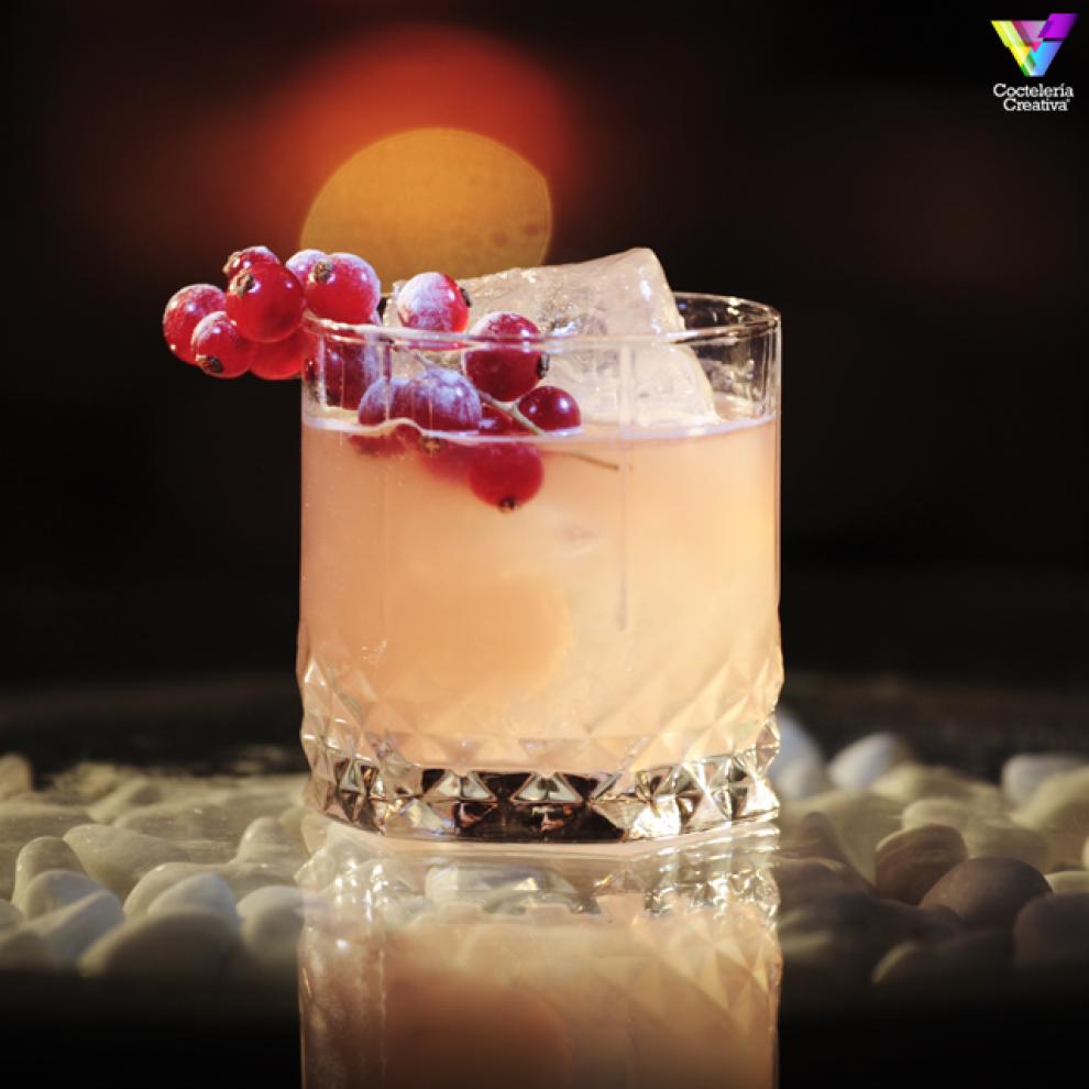 imagen del coctel white flower con vodka y arandanos
