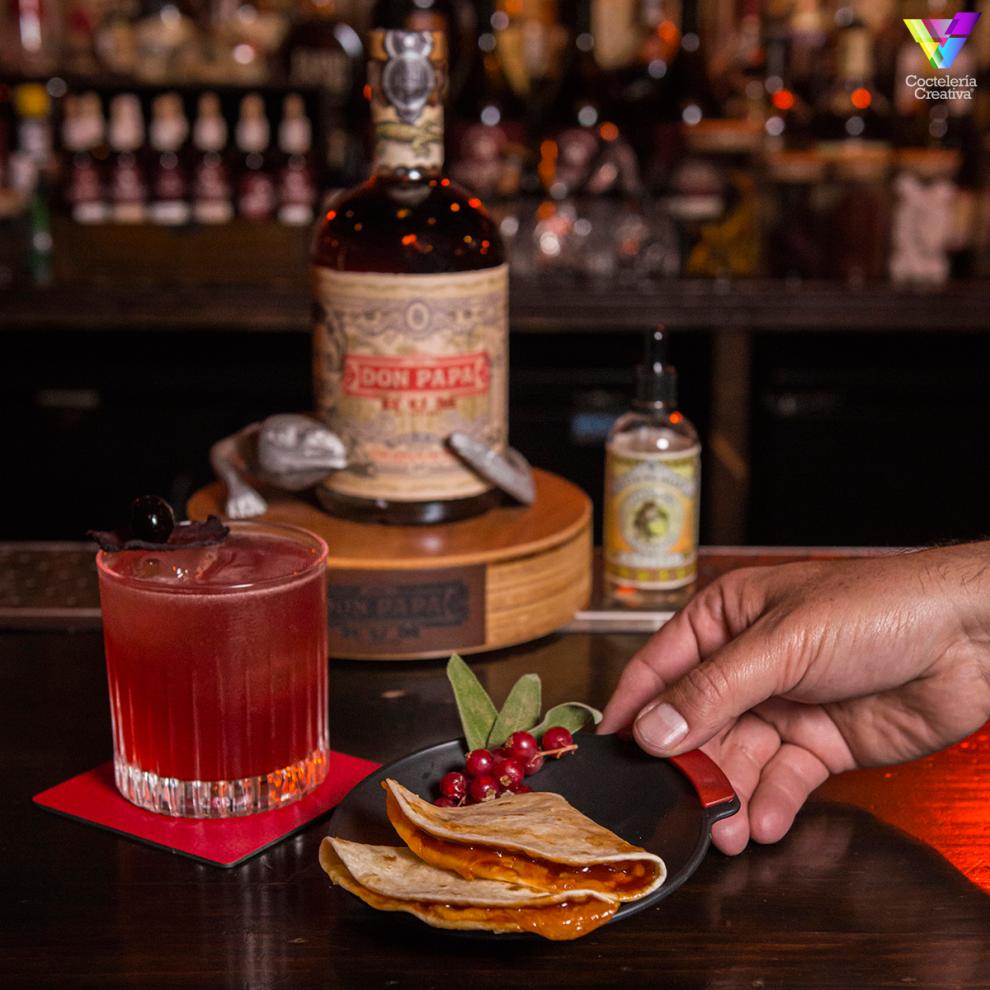 Tapa y cóctel con el ron premium filipino Don Papa - Don Papa GastroTour 2021 imagen tapa y cóctel con botella de Don Papa Rum