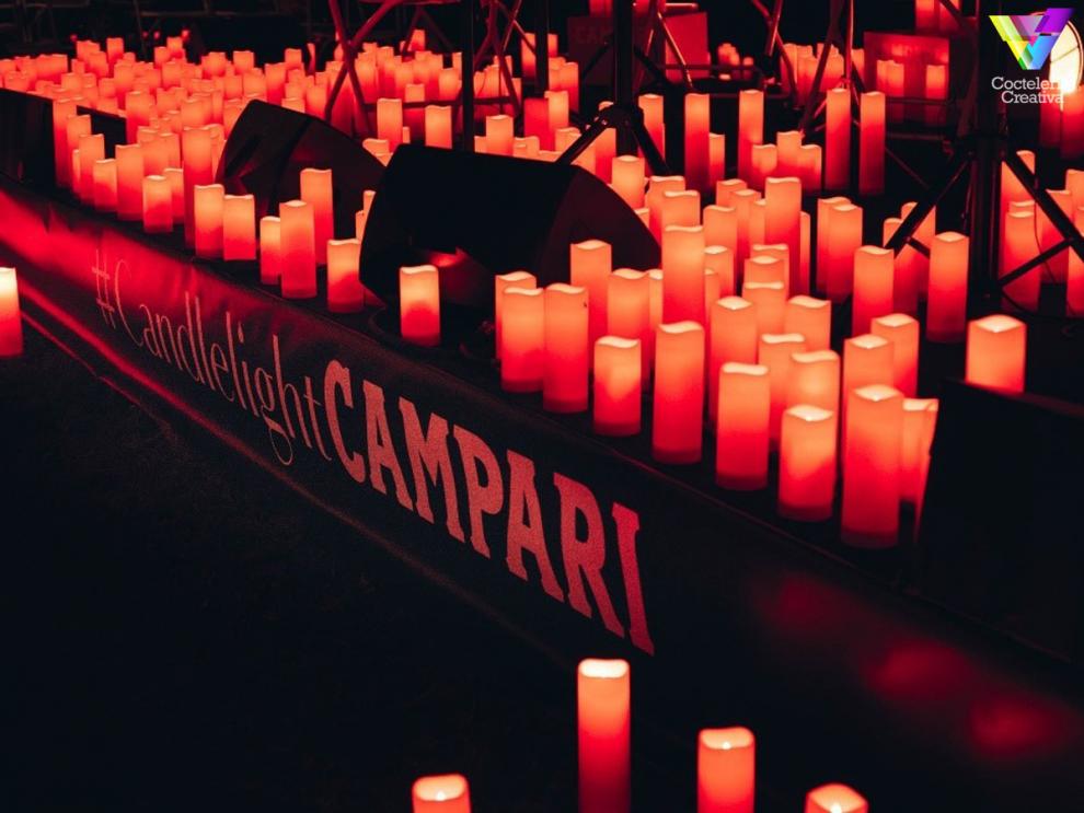 Escenario con velas y logo de Candlelight Campari 