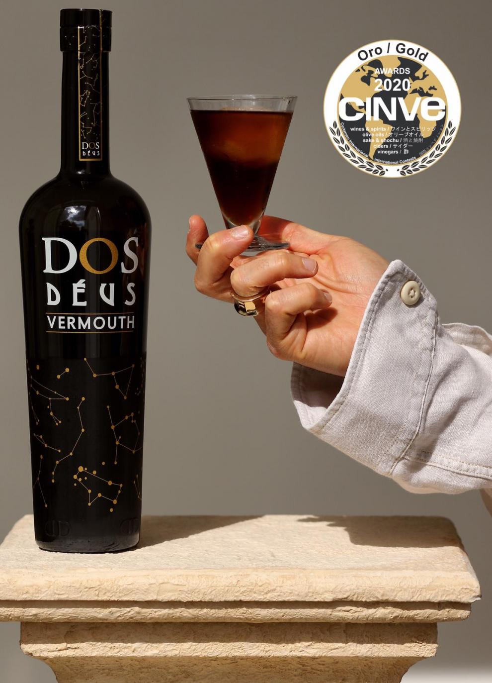 imagen botella Dos Deus y copa con sello CINVE