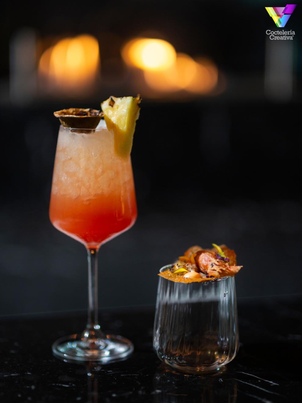 Copa con Dewars Carribean, Campari, sirope de arce, zumo de lima, puré de piña y Ginger beer Copa con Dewars Carribean, Campari, sirope de arce, zumo de lima, puré de piña y Ginger beer