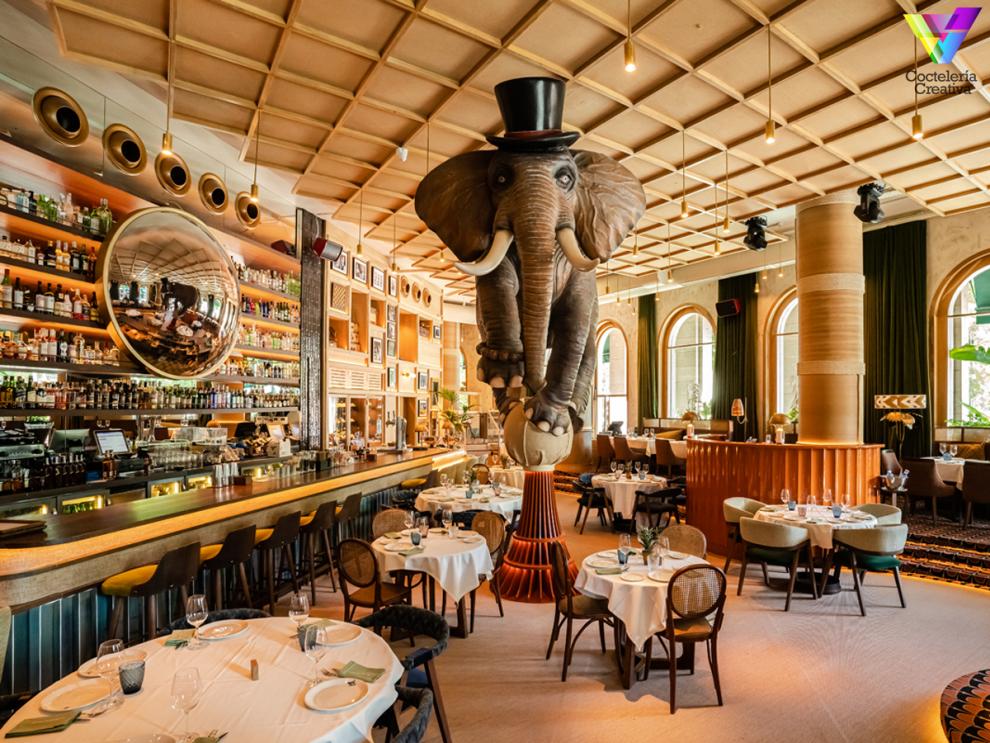 Vista de los detalles y el espacio del restaurante Fanáticos donde destaca un elefante gigante sobre una esfera