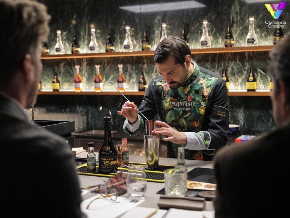 El bartender Giacomo Gianotti preparando un cóctel durante el desafío Torres Brandy Zero Challenge 