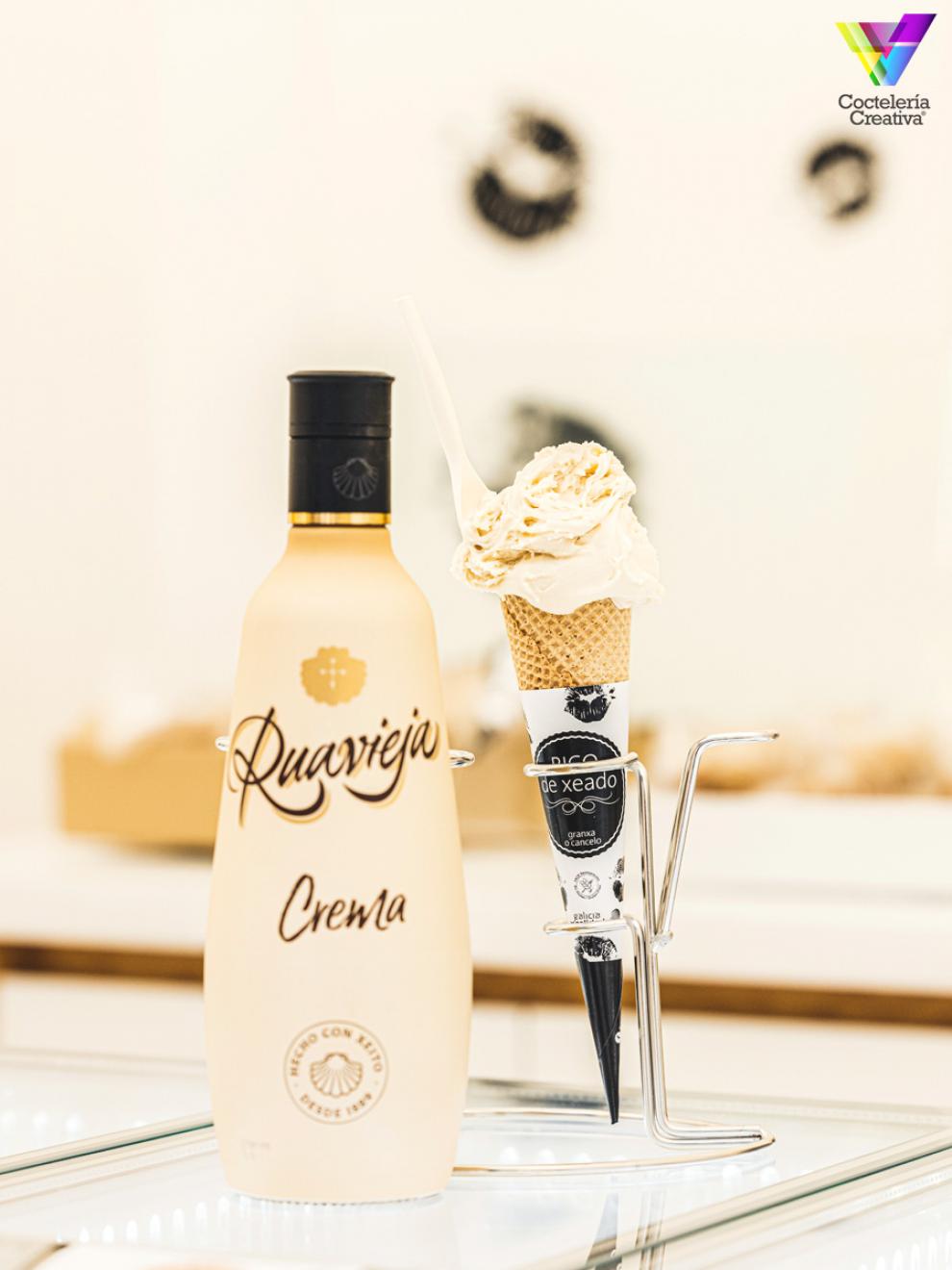 Botella de Ruavieja junto al helado de Crema de Ruavieja de Bico de Xeado 