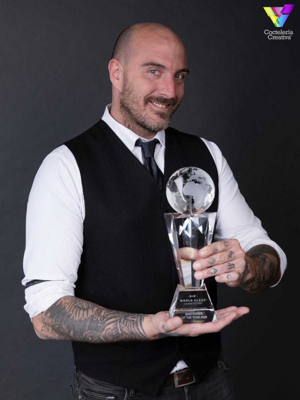 imagen Luis Inchaurraga con el premio Mejor Bartender de España 2021