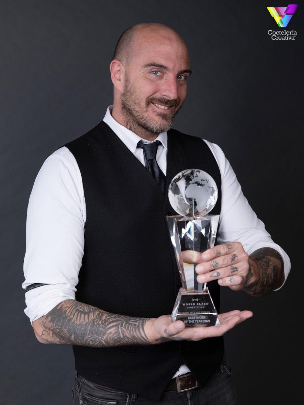 Luis Inchaurraga con el premio Mejor Bartender de España 2021 imagen Luis Inchaurraga con el premio Mejor Bartender de España 2021