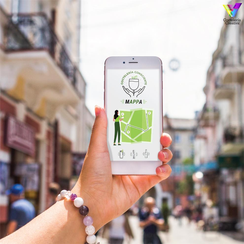 Celular mostrando la app MAPPA para ubicar los establecimientos que implementan consumo consciente