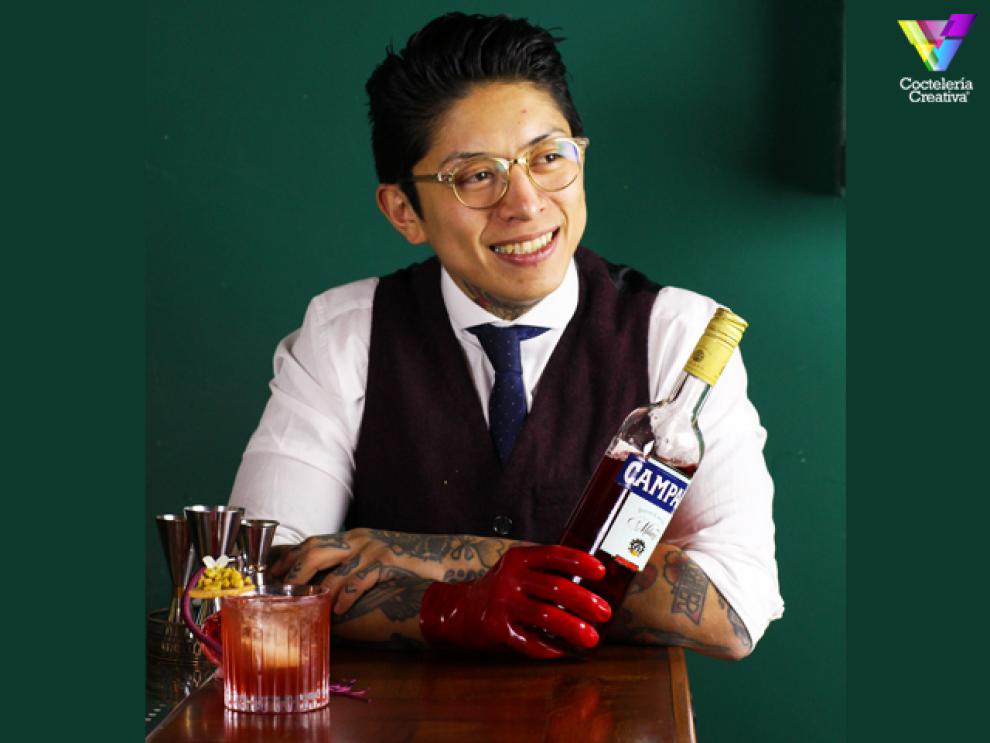imagen del bartender Santi Ortiz con su cóctel Negroni by 33 con Campari