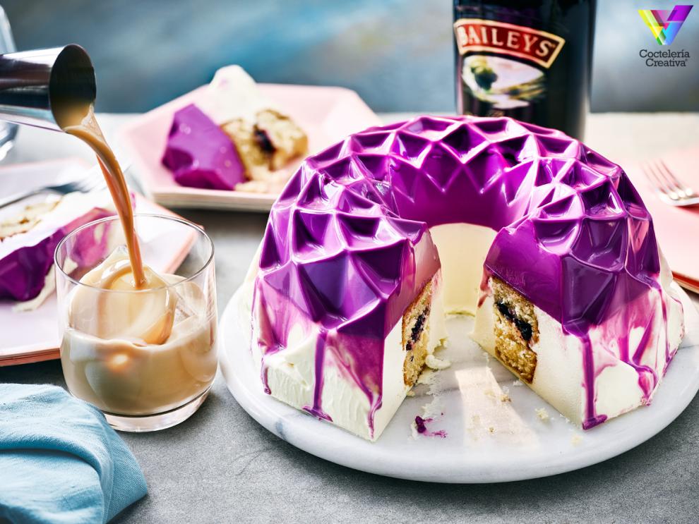 Panacota cremosa con Baileys Original, con un corazón de tarta de arándanos