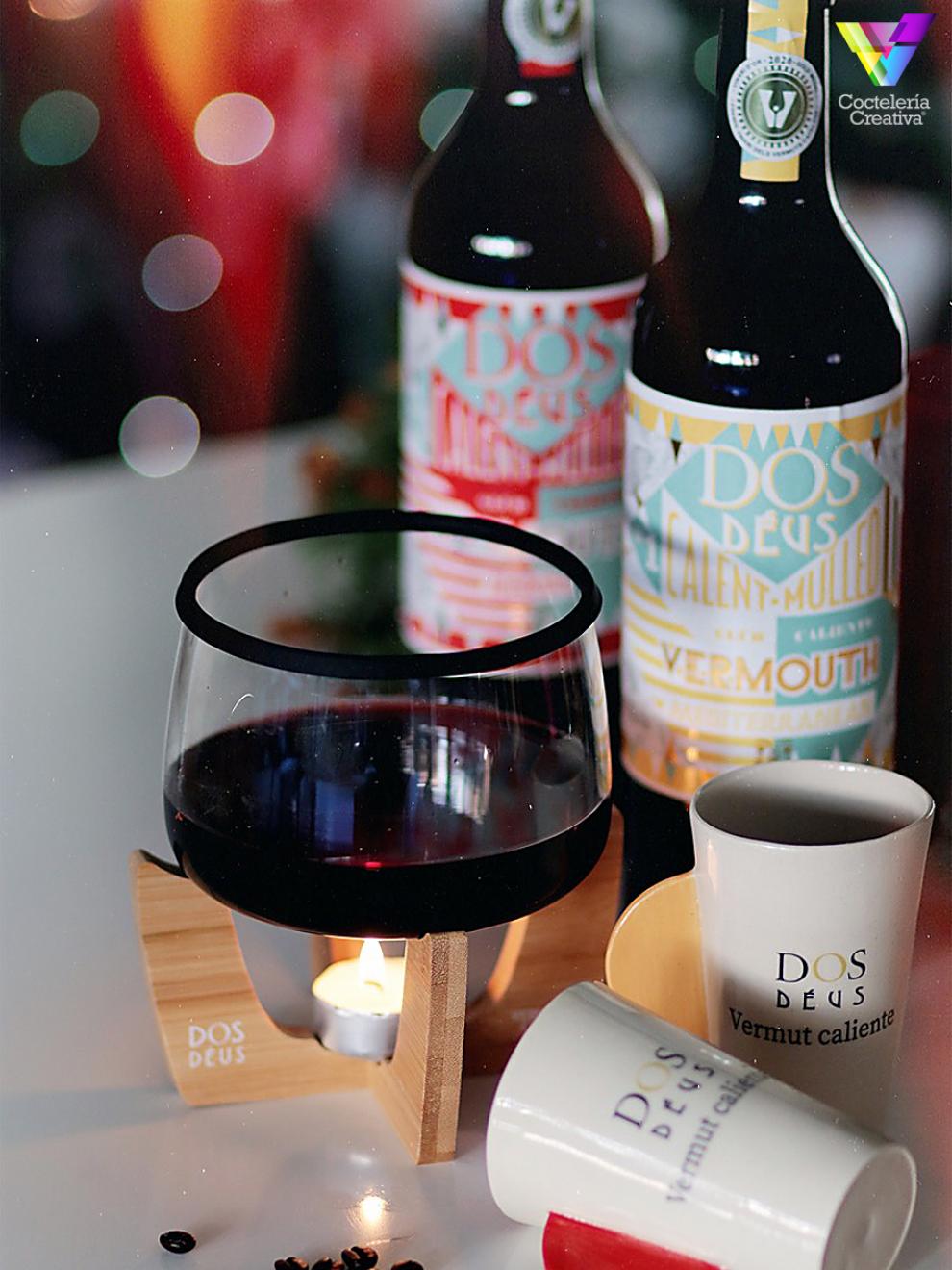 Botellas de Vermouth Dos Déus con copa y la fond mut Botellas de Vermouth Dos Déus con copa y la fond mut