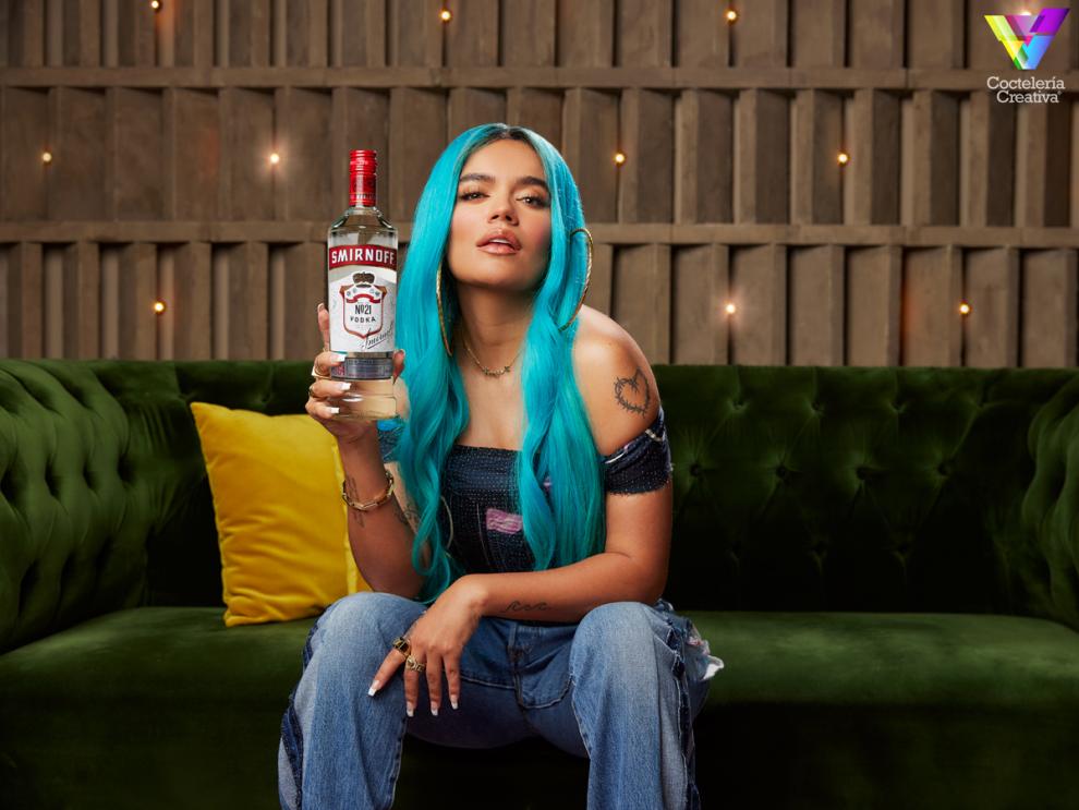 Karol G con su Smirnoff invitando a vivir con empoderamiento