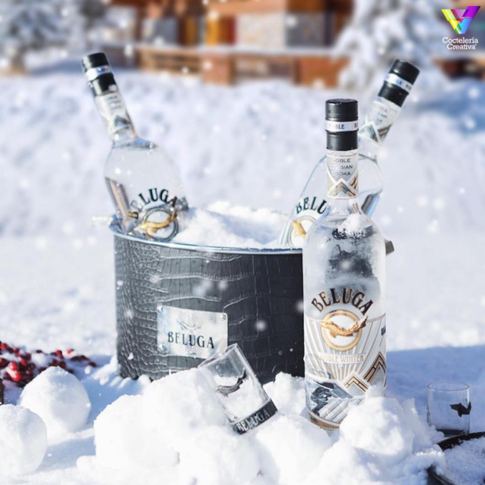 imagen de botellas de Beluga Vodka en la nieve