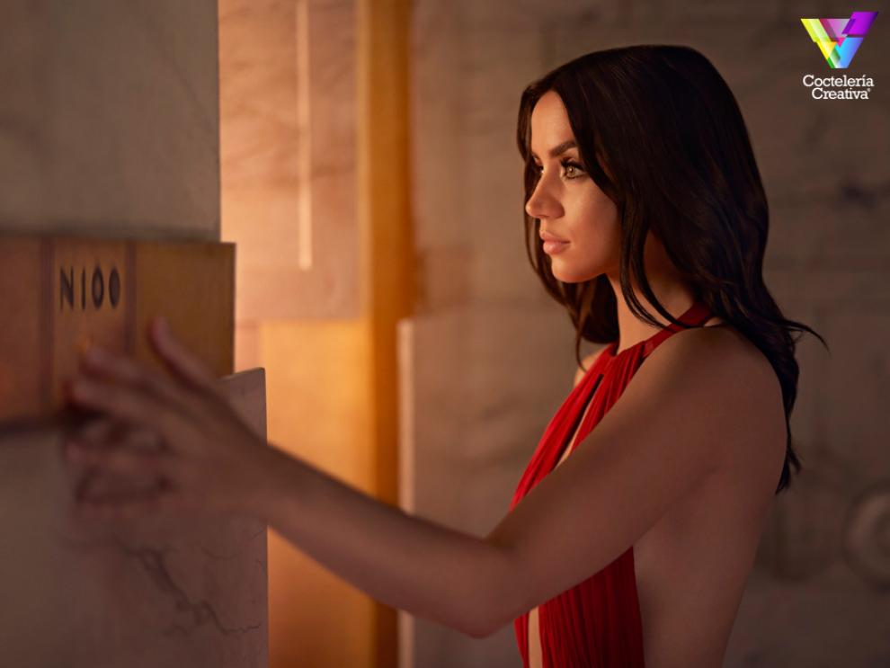 La aclamada actriz Ana de Armas en el corto Entering Red de Campari imagen actriz Ana de Armas