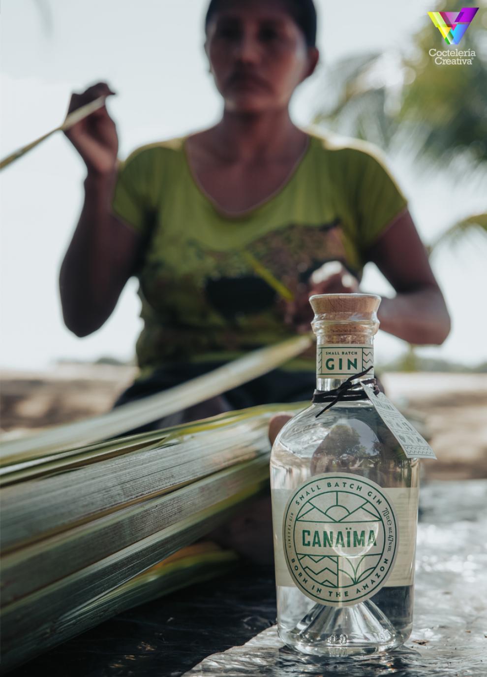 imagen mujer y botella de Canaïma Gin