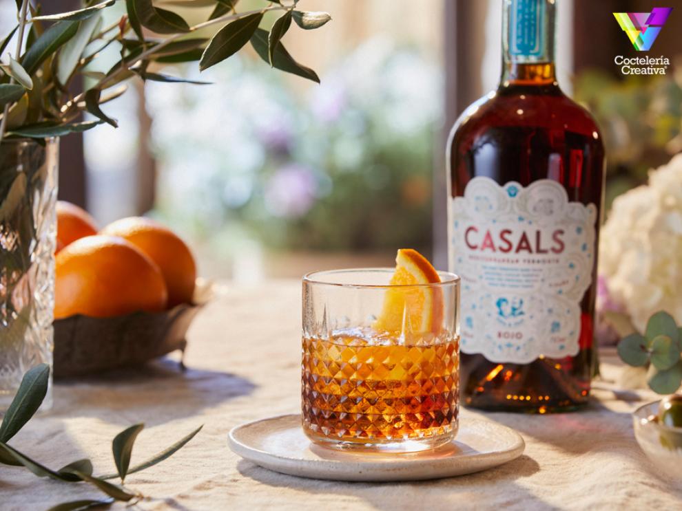Nace Casals, vermut mediterráneo elaborado con la variedad ancestral selma imagen cóctel y botella de vermouth CASALS