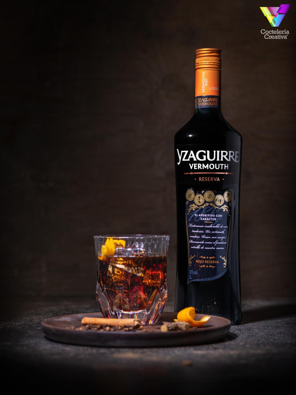 Botella de Rojo Reserva de Bodegas Yzaguirre con copa de Vermouth