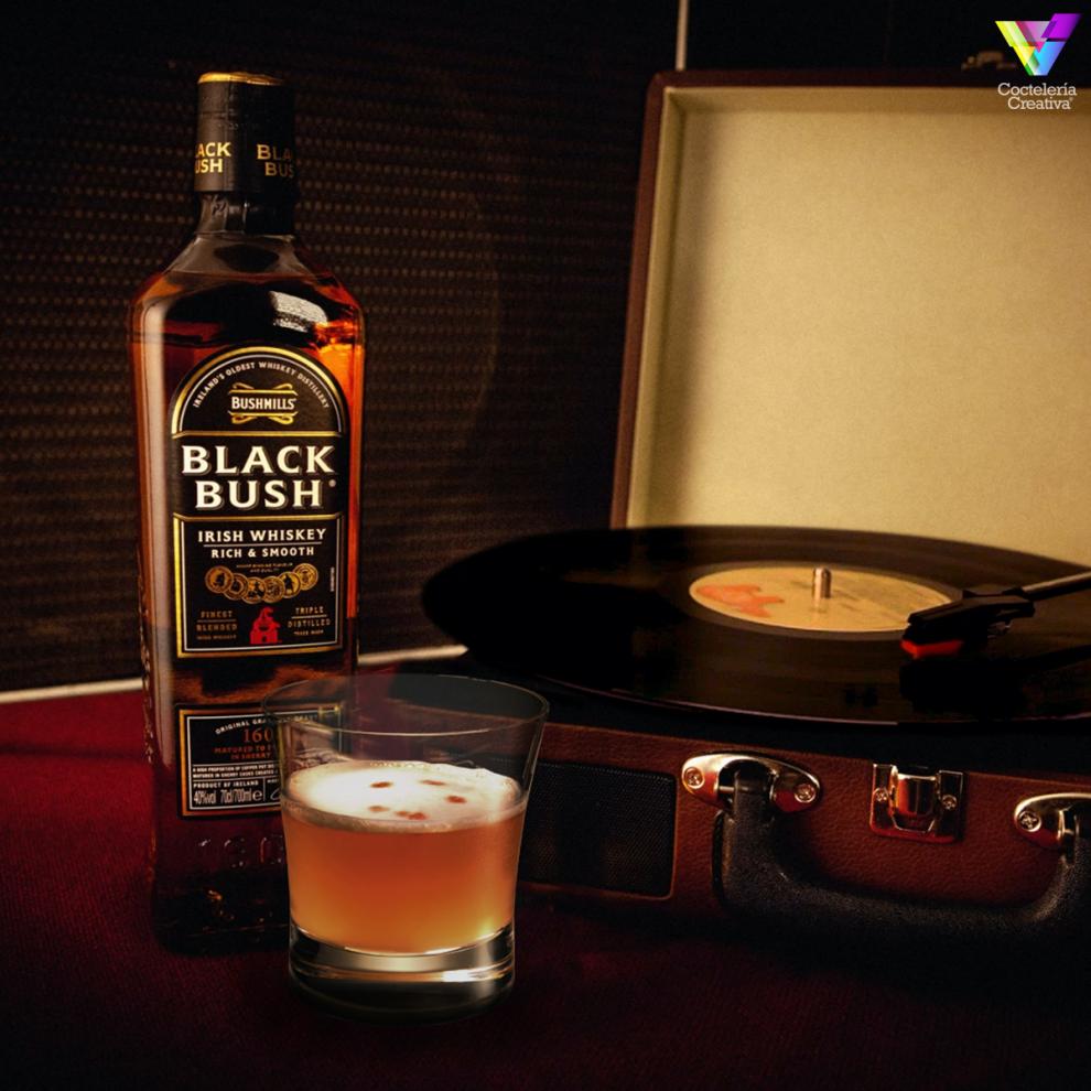 Día Mundial del Whiskey con Bushmills imagen botella Bushmills y copa