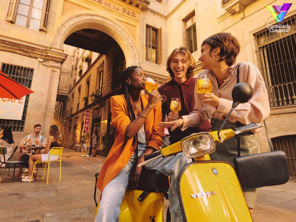 imagen gente en moto con Crodino, el aperitivo sin alcohol de Campari