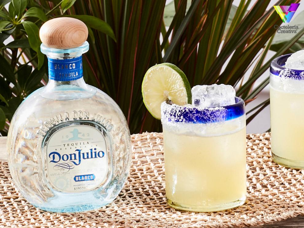 Imagen cóctel con botella de tequila Don Julia