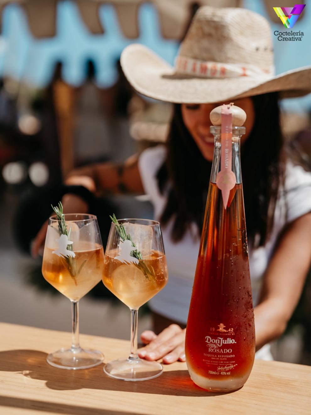 Don Julio presenta su nuevo tequila Rosado imagen de copas con botella del nuevo Don Julio Rosado