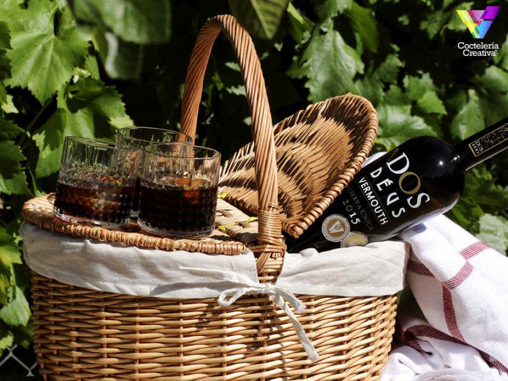 Aperitivo con copas y botella Vermouth Dos Déus imagen aperitivo con copas y botella Vermouth Dos Déus