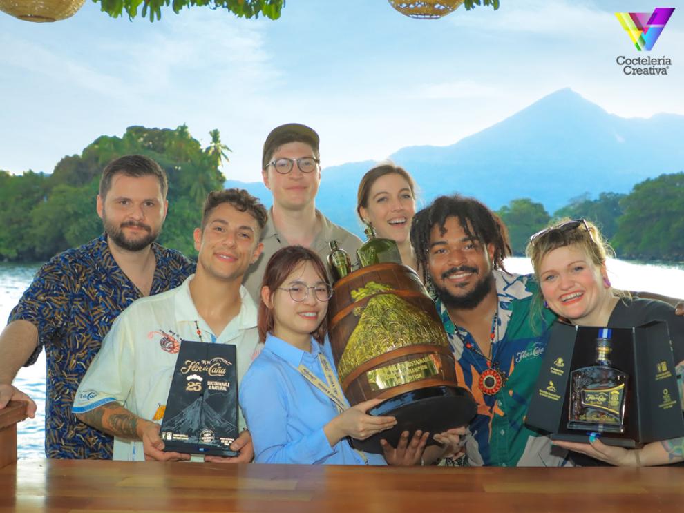 imagen bartenders del concurso Sustainable Cocktail Challenge y botellas de Flor de Caña